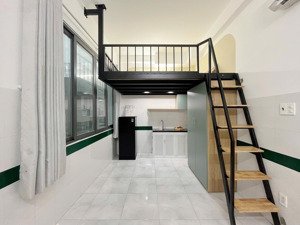 duplex gác cao full nội thất - có ban công - nằm ngay trung tâm gần trường đh hutech, hiu, uef