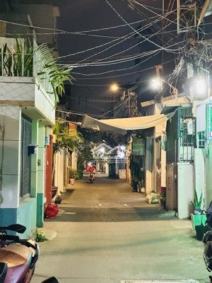 nằm trên trục đường bùi đình tuý chỉ 4.4tỷ