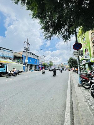 mặt tiền kinh doanh ngay đầm sen lạc long quân p3 quận 11 2 tầng 160m2 ( 10.5 x 15.5 ) còn 19.9 tỷ.