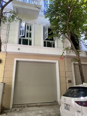 cho thuê nhà 100m2, sẵn điện nước sàn, nhà 4.5 tầng có thể làm thang tời, giá rẻ