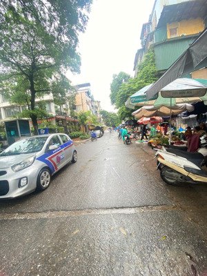 chính chủ bán nhà mặt phố khu vực vĩnh phúc dt 45m2, mt 6.9m, đường 13m, không quy hoạch