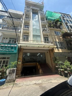 tòa văn phòng cầu giấy 9 tầng, dt 100m, mt 7.4m. hiếm, phố vip, gía hợp lý nhỉnh 500tr/m