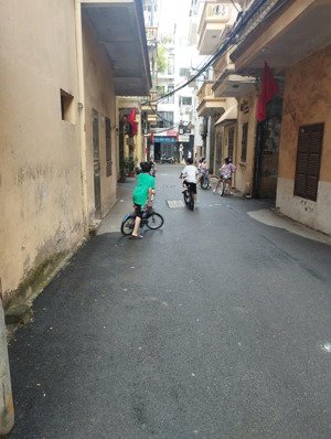 bán nhà ngay chợ phùng khoang, 5 tầng, dt t2 40 m2, ô tô cách 2om, dòng tiền 20 triệu/tháng