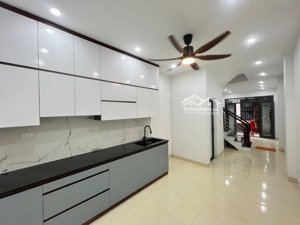 chính chủ em cần bán căn nhà số 27 ngõ 40 cầu am, vạn phúc, hà đông. nhà dân xây vô cùng chắc chắn