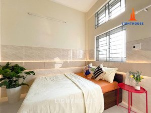 chính chủ - phòng ban công có nội thất sẵn tiện đi các trường đh - bx miền đông