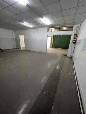 cho thuê nhà kho xưởng 9,5x30m, đúc lửng 3 phòng mặt tiền kinh doanh