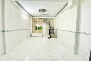 đường xe hơi thông - nhà đúc 3 tầng - hạ 2ootr - dt: 4x11 - cạnh trường chinh - chỉ 5,x ty