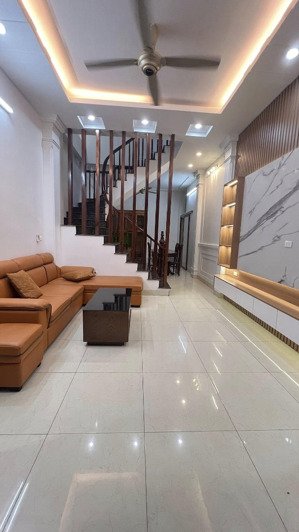 bán nhà dân xây thạch bàn 40m2 5t gồm 5ngủ, ôtô đỗ cửa 80m mặt đường thạch bàn, gần chợ chỉ 7, xtỷ