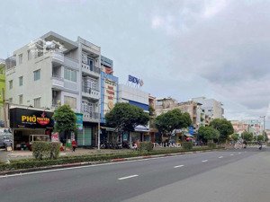 hiếm, mặt tiền q11, 1 tầng 160m2. giá 150tr/m2 - 10,5x15m, đường trước nhà 30m, ngay đầm sen