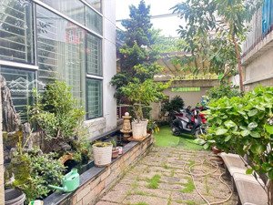 chính chủ gửi bán - biệt thự 4 tầng - 5 pn - nằm ngay trung tâm hiệp phú q9