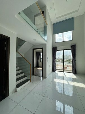 bán căn duplex thông tầng view đẹp thông thoáng, đã có sổ, nhà mới bàn giao 2024 còn rất mới