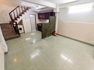 bán nhà mặt tiền hụt q.3 - trường sa - 4 tầng - 32m2 - ban công - không lộ giới - 5. x tỷ