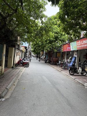 đất cửu việt, trâu quỳ, sầm uất, đông đúc sinh viên, ô tô thông, gần chợ, trường, kinh doanh rất ok