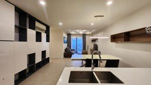 cho thuê cc kosmo tây hồ, giá siêu hời 18 triệu/tháng, căn hộ 2pn 2wc 81m2 tầng cao, full nội thất.