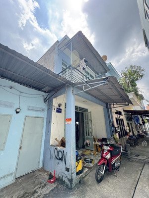 bán tài sản gồm nhà trệt lầu + 3 phòng trọ. cho thuê 10tr/th. dt: 95m2. sát làng dhqg tp.hcm