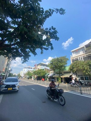 mặt tiền nguyễn bá huân, thảo điền. dt: 8 x 28m (205m2). 4 tầng (hồ bơi). hđt: 3k/th. giá: 38 tỷ