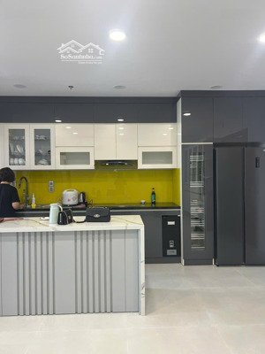 cho thuê căn hộ chung cư dự án khai sơn city
dt 89,5m có 2 ngủ 2 wc, 2 ban công