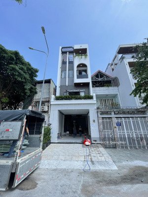 siêu phẩm nhà phố xây dựng mới-đường 12m kdc phú mỹ d5b- 5m x 18m đủ nội thất cao cấp - giá 16,8 tỷ