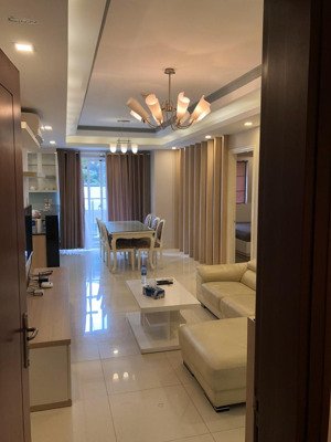 gia đình bán căn góc cc lê thị riêng q.10. dt 55m2 2p. sh thang máy. giá 2,75 tỷ. lh 