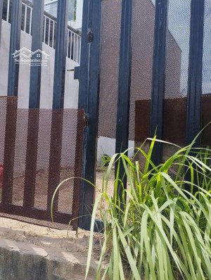 đất lái thiêu cách chân cầu phú long 300m. đường xe hơi thông tum lum. dân cư ở kín. cao ráo