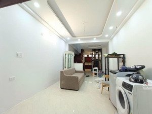 trung tâm đống đa - gần phố - ngõ thông - thang máy - nhà dân xây chắc chắn - ban công siêu rộng -