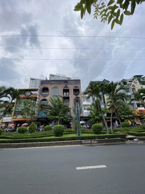 tòa nhà mt phan xích long, phú nhuận dt: 12 x 16m hầm + 3 lầu hđt: 267 triệu/th giá: 96 tỷ