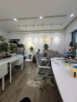 hiếm! cho thuê gấp sàn vp tầng 4 phố đội cấn, vạn bảo. 60m2, thông sàn. thang máy. đường hè 8m