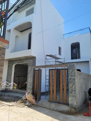 nếu cô/chú,anh/chị đang tìm nhà mới, diện tích rộng gần 100m, tài chính chỉ tầm hơn 5 tỷ.