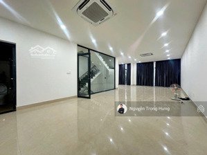 tầng văn phòng nhà phố vinhomes grand park 126m2 có lối đi riêng, thang máy giá tốt