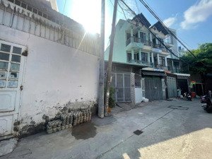 nhà cấp 4, hẻm 2 xe hơi. 1/ cách đường tân thới hiệp 21 chỉ 30m. dt: 6x18m giá đầu tư: 5.4 tỷ