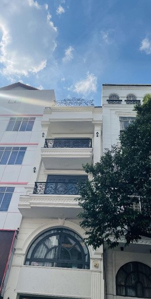 bán nhà mặt tiền vincoms cộng hòa 4.5 x16 , kết cấu 3 tầng đường nguyễn thái bình