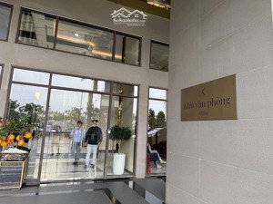 cho thuê văn phòng tầng 8 diện tích 96m2 hoàn thiện cơ bản vào làm việc ngay. lh ms tú