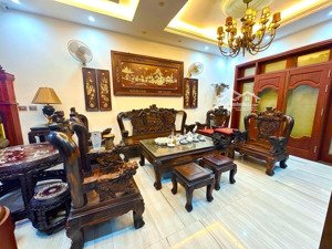 nhà đẹp ở ngay-lô góc 3 mặt thoáng-dân xây-ô chờ thang máy-cách phố 30m. diện tích 121m2.