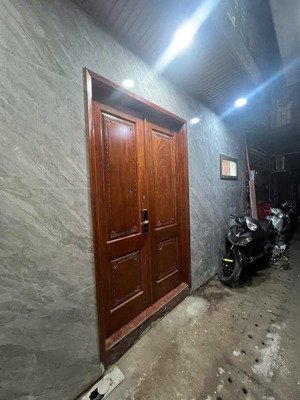nhà tập thể tầng 1 nguyễn văn cừ, 42m2 2 ngủ 1 khách 1 vệ sinh, 1 bếp. cách 50m ra mp nguyễn văn cu