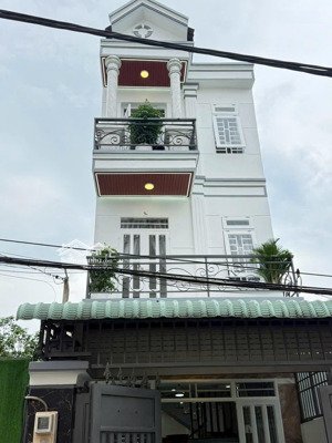 nhà 1 trệt 2 lầu vị trí sát ngã tư ga cách đường hhg 100m.
dt 4 x 18m thổ cư 56m hoàn công 139m