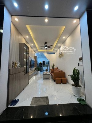 phân lô 2 thoáng, gần phố nhà đẹp full nt, sân rộng, an ninh tuyệt đối. dt 42m 4t mt3,7m giá 8,55ty