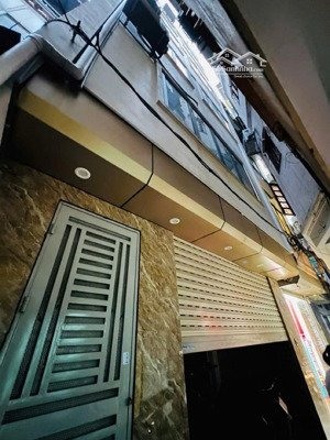 nhà ngõ 2,5 cách đường to 15m. nhà 7 tàng đẹp đã có thang máy. nhà xây để ở nên xây rất chắc chắn