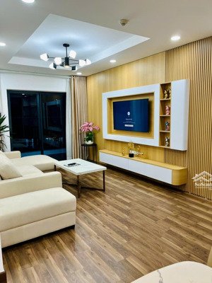 chính chủ muốn bán căn hộ gold mark city 2pn 5,4 tỷ. a lh: 