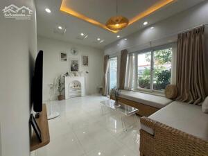 Căn hộ cao cấp full nội thất cần bán ở trung tâm Quận 2