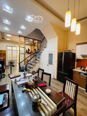 ngõ thông thoáng- cách ô tô tránh 10m- giá tốt 10.2 tỷ- ô tô 7 chỗ lùi cửa