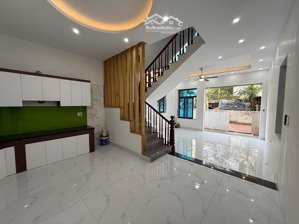 diện tích rộng 56m2 dân xây 4 tầng ( trong đê song phương ) đúng 350m ra đại lộ tl.