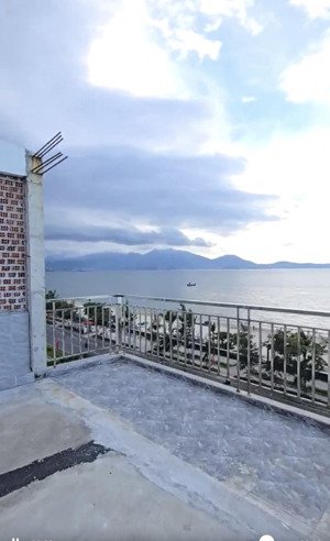 hạ giá bán nhanh toà nhà mặt biển nguyễn tất thành. cải tạo thành khách sạn mặt biển cực đẹp!