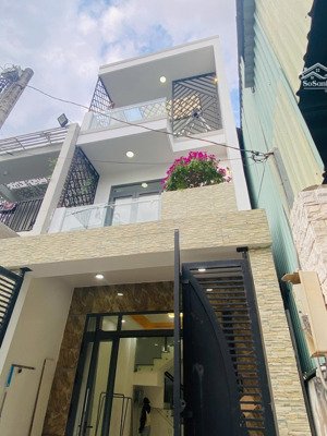 nhà mới- đầy đủ nội thất - ngay bên cạnh chợ long trường- xe hơi đậu cửa