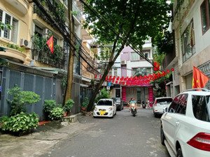 bán nhà ngọc khánh - nguyễn công hoan, gần đài thvn: 42m x 5t, mặt 5.2m, ô tô tránh, kinh doanh.