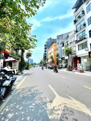 hiếm, mặt phố tây nhiều hơn ta, kinh doanh đỉnh đường rộng 2 làn xe. dt 33m2 2t mt 3,5m giá 23,5 tỷ