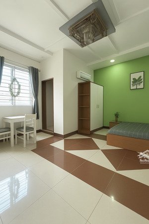 cho thuê studio bếp xa giường, cửa sổ thoáng, gần cầu sài gòn