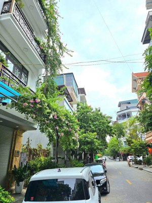 gấp bán nhà an khánh 4 tầng, rộng 4 - phân lô ô bàn cờ, vỉa hè ô tô tránh - giá 10.5 tỷ.