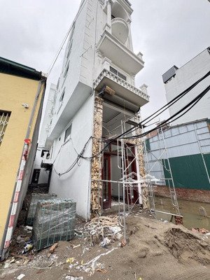 nhà mới - gara ô tô - thang máy - giá chỉ 8.25 tỷ vị trí: kẻ tạnh, long biên trung tâm,