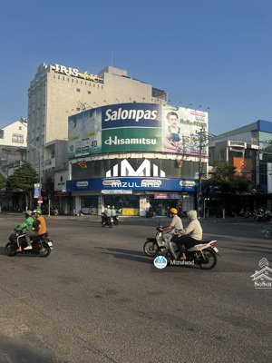 mặt bằng 2 mặt tiền khu trung tâm thành phố có bề ngang 20m, vị trí vàng mở showroom/cafe/siêu thị