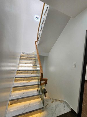 cần bán căn nhà ở sau cây xăng việt hùng. chân cầu an dương. diện tích : 51m2 x 3 tầng độc lập